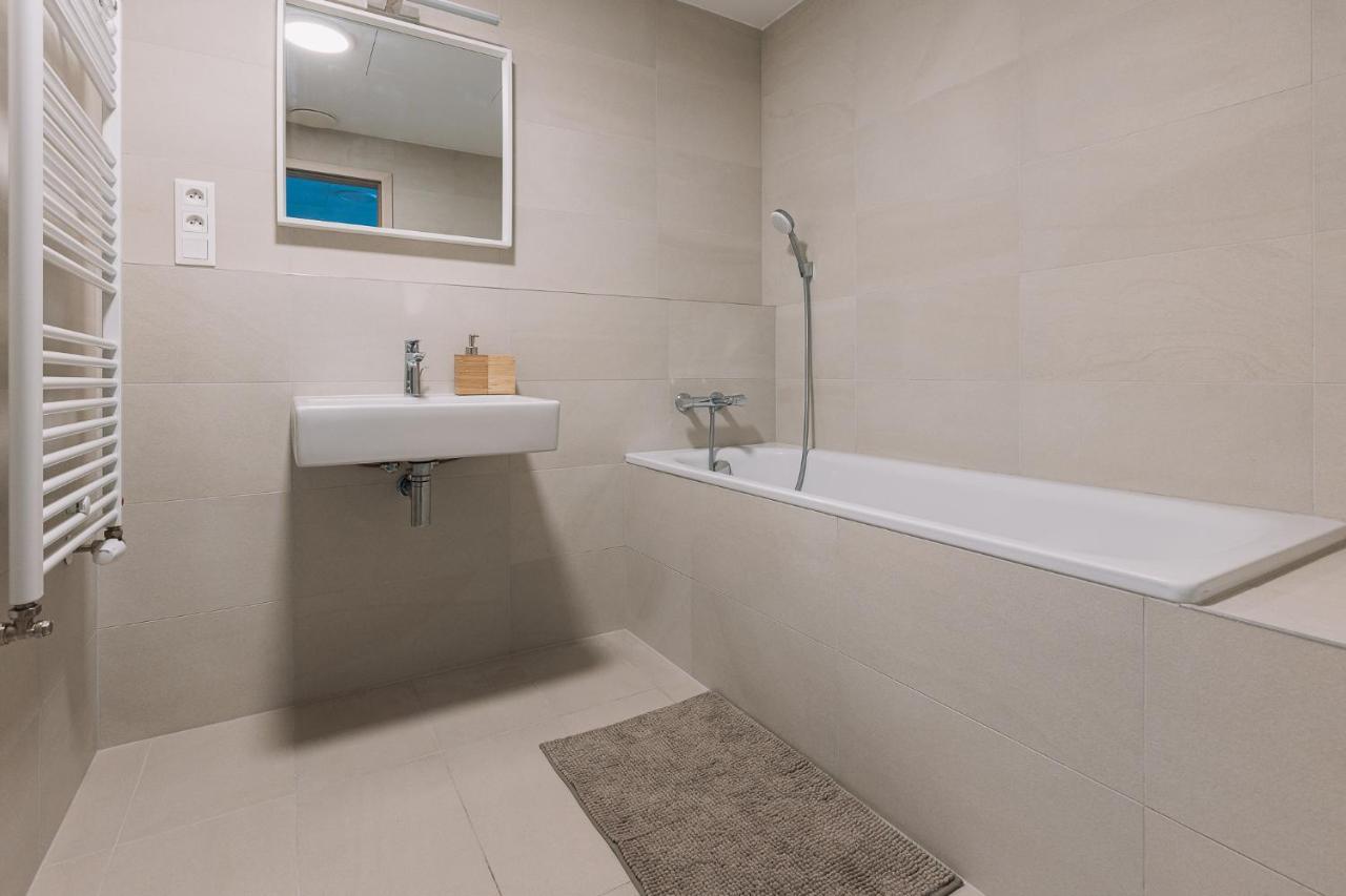 Skau Coral Residence In Sky Park 22 Floor 1Tower Panoramic View Free Parking ブラチスラヴァ エクステリア 写真